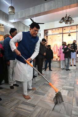 NEW DELHI INDIA JANUARY 19 2024 Union Minister Piyush Goyal takes part in a cleanliness drive at Gopal Mandir at Khan Market ahead of Shri Ram Janmabhoomi Temple consecration ceremony Photo by Sonu Mehta Hindustan Times  clipart