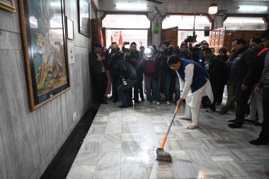 NEW DELHI INDIA JANUARY 19 HAZİRAN 1924 Birlik Bakanı Piyush Goyal, Shri Ram Janmabhoomi Tapınağı kutlama töreni öncesinde Khan Market 'teki Gopal Mandir' de bir temizlik gezisine katıldı. Fotoğraf: Sonu Mehta Hindustan Times 