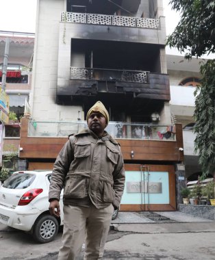 NEW DELHI INDIA 19 HAZİRAN 2024 Perşembe gecesi Pitampura bölgesinde bir yangının patlak verdiği çok katlı binanın yakınında nöbet tutan bir polis memuru altı kişi kömürleşerek öldü ve bir kişi de çok katlı bir binada çıkan yangında yaralandı.