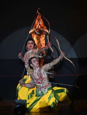 NEW DELHI INDIA HAZİRAN 20 2024 Sanatçılar Hint Akademisi tarafından düzenlenen dans dramasını sahneledi