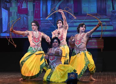 NEW DELHI INDIA HAZİRAN 20 2024 Sanatçılar Hint Akademisi tarafından düzenlenen dans dramasını sahneledi