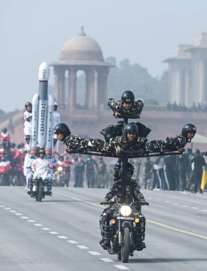 NEW DELHI INDIA HAZİRAN 20 HAZİRAN 2024 BSF SSB CRPF SSB Cesur Kadınlar Takımı 2024 Cumhuriyet Günü Geçit Töreni provası sırasında Kartavya Yolu Fotoğrafı: Raj K Hindustan Times 