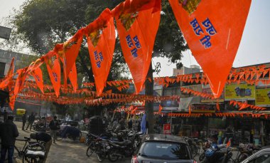 YENİ DELHI INDIA 20 HAZİRAN 2024 Bangali Pazarı 'nın Shri Ram tapınağı önünde safran bayraklarıyla süslenmiş görüntüsü Ayodhya Fotoğrafı: Raj K Raj Hindistan Times 