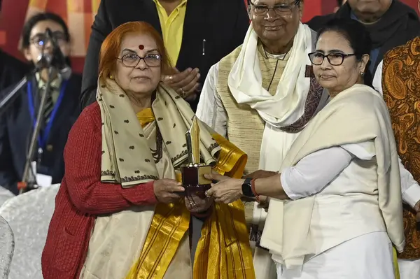 stock image KOLKATA INDIA JANUARY 18 2024 Eminent Bengali writer Bani Basu received RP Goenka CESC Sristi Samman 2024 award from Chief minister of West Bengal Mamata Banerjee during inauguration of 47th International Kolkata Book Fair at Central Park Salk Lake o