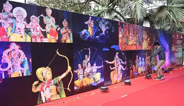 NEW DELHI INDIA HAZİRAN 20 2024 Sanatçılar Hint Akademisi tarafından düzenlenen dans dramasını sahneledi