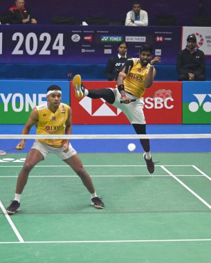 NEW DELHI INDIA HAZİRAN 20 JANUARY 2024 Satwiksairaj Rankireddy ve Hintli Chirag Shetty Mens çiftler karşılaşmasında Aaron Chia ile Malezyalı Soh Wooi Yik arasında Yonex Sunrise India Açık 2024 Badminton Tournam 'ın yarı final maçında yarıştılar.