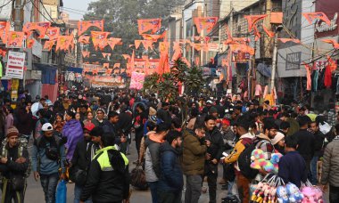 YENİ DELHI INDIA HAZİRAN 20 2024 Hindu bayrakları Karol bagh 'ta süslenmiş Shri Ram tapınağı Pran Pratishtha' nın önünde Ayodhya Fotoğraf: Sonu Mehta Hindustan Times 