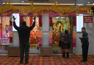 NEW DELHI INDIA HAZİRAN 20 HAZİRAN 2024 Shri Ram Tapınağı Vivek Vihar 'da dua eden insanlar Ayodhya' daki Shri Ram tapınağı Pran Pratishtha 'nın önünde Sonu Mehta Hindustan Times 