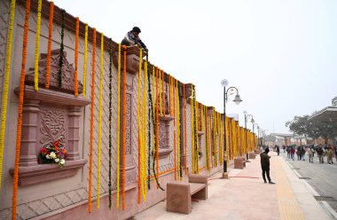 AYODHYA INDIA HAZİRAN 20 2024 Bir işçi, Deepak Gupta Hindustan Times 'ın Shri Ram Janmbhooi Tapınağı Fotoğrafı' nın kutsama töreni öncesinde Ram Janbhoomi yakınlarında çiçek süsledi 