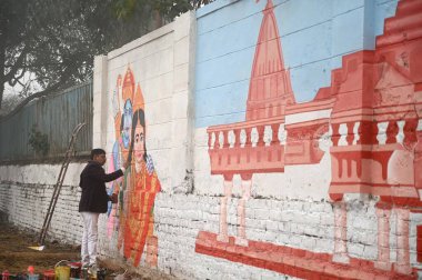 GURUGRAM INDIA 21 HAZİRAN 2024 34 yaşındaki sanatçı Jay Kumar, Ayodhya 'daki Ram Tapınağı için Pran Prathishtha seremonisi öncesinde Hindu tanrı Shri Ram ve Sita' nın duvar resmini yaptı.