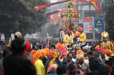 NEW DELHI INDIA JANUARY 21 2024 Luv Kush Ramlila komitesi Ayodhya 'daki Ram tapınağının kutsanması öncesinde Gauri Shankar Tapınağı Chandni Chowk' tan Lord Ram alayı düzenledi. 