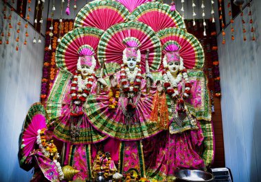 NoIDA INDIA JANUARY 21 Ocak 2024 19. Sektör Sanatan Dharma Mandir, Sunil Ghosh Hindustan Times 'ın Ram Mandir fotoğrafının gelecek vakıf gününün beklentisiyle ışıklarla süslenmiştir. 