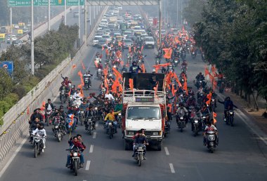 NOIDA INDIA JANUARY 21 Ocak 2024 Vishwa Hindu Parishad Noida Metropolitan, Noida Haat Sektör 33 'ten Jan Jagran Yatra' yı araba motosikletleri ve araçlarla organize etti. Fotoğraf: Sunil Ghosh Hindustan Times 