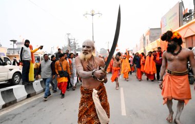 AYODHYA INDIA JANUARY 21 2024 Bir grup Sadhu kutsama töreninin arifesinde Hanuman Garhi tapınağında namaz kıldıktan sonra bir geçit töreni düzenledi. Fotoğraf: Deepak Gupta Hindustan Times 
