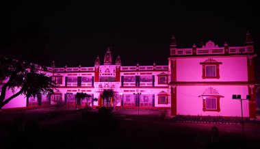 AYODHYA INDIA JANUARY 21 2024 Shri Ram Janmbhoomi Tapınağı 'nın kutsama töreninin arifesinde Birla Tapınağı' nın aydınlatılmış bir görüntüsü Deepak Gupta Hindustan Times 