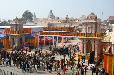 AYODHYA INDIA HAZİRAN 21 Ocak 2024 Ram Janmabhoomi Tapınağının kutsama töreninin arifesinde çiçeklerle süslenmiş ana girişimi. Fotoğraf: Deepak Gupta Hindustan Times 
