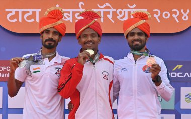 MUMBAI INDIA JANUARY 21 2024 Sher Singh Tanwar Srinu Bugatha ve Gopi Thonakal TATA Mumbai Maratonu 2024 CSMT Fotoğraf Anshuman Poyrekar Hindustan Times 