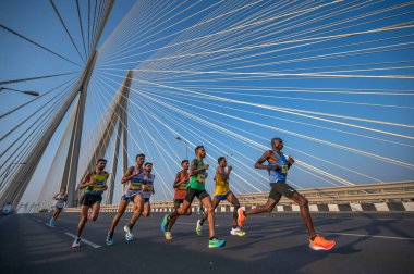 MUMBAI INDIA HAZİRAN 21 HAZİRAN 2024 Atletler, Satish Bate Hindustan Times 'ın bir maraton fotoğrafına katılan Bandra Worli deniz köprüsünde koşuyorlar 