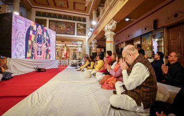 NEW DELHI INDIA JANUARY 22. 2024 Birlik İçişleri Bakanı Amit Shah ve Union MoS for Culture Meenakashi Lekhi, Ayodhya Ram Mandir 'in kutsama töreni öncesinde Laxmi Narayan Tapınağı Birla Mandir' de namaz kılıyor. 