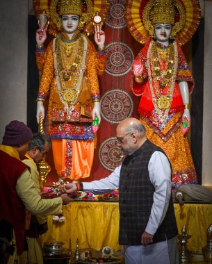 NEW DELHI INDIA JANUARY 22. 2024 Birlik İçişleri Bakanı Amit Shah, Ayodhya Ram Mandir 'in kutsama töreni öncesinde Laxmi Narayan Tapınağı Birla Mandir' de namaz kılıyor. 