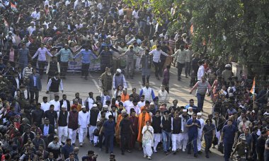 KOLKATA INDIA JANUARY 22. 2024 Batı Bengal Başbakanı ve Trinamool Kongre Başkanı Mamata Banerjee, Ram Lalla idol kutsaması gününde, farklı milletvekilleri Hazra 'dan Park Circus' a Dayanışma Yürüyüşü yürüttü.