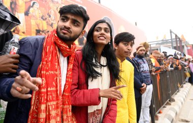 AYODHYA INDIA JANUARY 22. 2024 Ayodhya 'nın insanları Shri Ram Janmbhoomi Tapınağı' nın kutsama töreni sırasında mutlu görünüyorlar. Kutsama törenini tüm dünyada neşe ve şenlikle kutluyorlar. Ayodhy 'deki Ramjanmbhoomi Tapınağı.