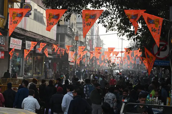 YENİ DELHI INDIA HAZİRAN 20 2024 Hindu bayrakları Karol bagh 'ta süslenmiş Shri Ram tapınağı Pran Pratishtha' nın önünde Ayodhya Fotoğraf: Sonu Mehta Hindustan Times 