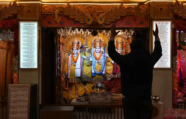 NEW DELHI INDIA HAZİRAN 20 HAZİRAN 2024 Shri Ram Tapınağı Vivek Vihar 'da dua eden insanlar Ayodhya' daki Shri Ram tapınağı Pran Pratishtha 'nın önünde Sonu Mehta Hindustan Times 