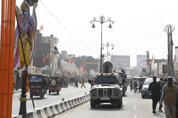 AYODHYA INDIA HAZİRAN 21 2024 Güvenlik Aracı, Deepak Gupta Hindustan Times 'ın Shri Ram Janmabhoomi Tapınağı Fotoğrafı' nın kutsama töreni dolayısıyla Rampath 'a hareket ediyor. 