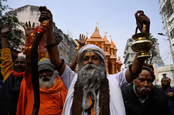 KOLKATA INDIA JANUARY 22. 2024 Kolkata 'da 22 Ocak 2024' te Ayodhya 'daki Ram Lalla idol kutlaması için düzenlenen mitinge katılan insanlar, tüm dünyada kutsama törenini coşkuyla ve fanatiklikle kutluyorlar.