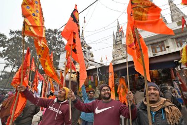 Ludhiana, Ayodhiana 'daki Ram Tapınağı' nda 22 Ocak 2024 'te Gurpreet Singh Hindustan Times tarafından çekilen fotoğraf: Jai Shree Ram' ın kutsama töreninin bayrağını sallayan LUDHIANA INDIA JANUARY 22 Ocak 2024 