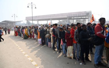 AYODHYA İNDİYA 23 HAZİRAN 2024 Ram Yolu 'nun her iki ucundan Ram Mandir' in önünde insanlar tapınak kapılarının tekrar açılmasını bekliyor Darshan Devotebeyleri için tüm dünyada kutsama törenini neşe ve şenlikle kutluyorlar.