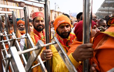 AYODHYA İNDİYA 23 HAZİRAN 2024 Ram Yolu 'nun her iki ucundan Ram Mandir' in önünde insanlar tapınak kapılarının tekrar açılmasını bekliyor Darshan Devotebeyleri için tüm dünyada kutsama törenini neşe ve şenlikle kutluyorlar.