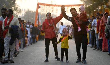 AYODHYA INDIA JANUARY 23 2024 Rampath 'da ayakta durup Rampath Tapınağı' nı ziyaret etmek için uzun bir kuyrukta bekleyenler tüm dünyada kutsama törenini neşe ve şenlikle kutluyorlar. Ayodhya 'daki Ramjanmbhoomi tapınağı bir lo' dan sonra inşa edildi.