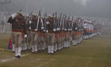 GURUGRAM INDIA JANUARY 24 JANUARY 24 2024 Bir grup Haryana Polisi Tau Devi Lal Stadyumu 'nda düzenlenen Cumhuriyet Günü Yürüyüşü Provaları sırasında yürüdü. Fotoğraf: Parveen Kumar Hindustan Times 