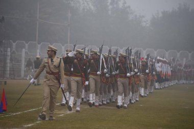GURUGRAM INDIA JANUARY 24 JANUARY 24 2024 Bir grup Haryana Polisi Tau Devi Lal Stadyumu 'nda düzenlenen Cumhuriyet Günü Yürüyüşü Provaları sırasında yürüdü. Fotoğraf: Parveen Kumar Hindustan Times 