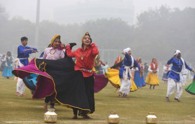 GURUGRAM INDIA HAZİRAN 24 2024 Okul öğrencisi Tau Devi Lal Stadyumu 'nda düzenlenen Cumhuriyet Günü Geçit Töreni için sahne alırken görülüyor. Fotoğraf: Parveen Kumar Hindustan Times 