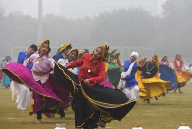 GURUGRAM INDIA HAZİRAN 24 2024 Okul öğrencisi Tau Devi Lal Stadyumu 'nda düzenlenen Cumhuriyet Günü Geçit Töreni için sahne alırken görülüyor. Fotoğraf: Parveen Kumar Hindustan Times 