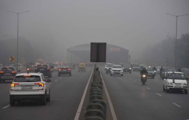 GURUGRAM INDIA HAZİRAN 24 HAZİRAN 24 2024 Gurugram Sohna 'da seyahat ederken sıcak giysiler giyerken görüldü. Hava Kuvvetleri Üssü yakınlarında soğuk ve sisli bir kış sabahı. Fotoğraf: Parveen Kumar Hindistan Times 