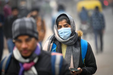 NEW DELHI INDIA 24 HAZİRAN 24 2024 Soğuk bir günde Karol Bagh Fotoğrafı Sanchit Khanna Hindustan Times tarafından görüldü 