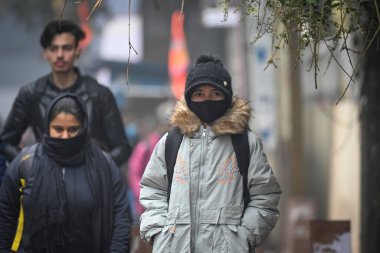 NEW DELHI INDIA 24 HAZİRAN 24 2024 Soğuk bir günde Karol Bagh Fotoğrafı Sanchit Khanna Hindustan Times tarafından görüldü 