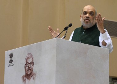 NEW DELHI INDIA JANUARY 24 2024 Birlik İçişleri Bakanı Amit Şah, eski Bihar CM Karpoori Takur Shah 'ın 100. doğum yıldönümü kutlamaları sırasında dak bileti ve sikkeyi yayınladıktan sonra yaptığı konuşmada, BJP' nin Merkez Hükümeti yönettiğini söyledi