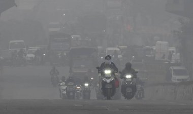 NEW DELHI INDIA JANUARY 24 2024 A view of foggy and cold weather day at Pusta Road Geeta colony Photo by Sonu Mehta Hindustan Times  clipart