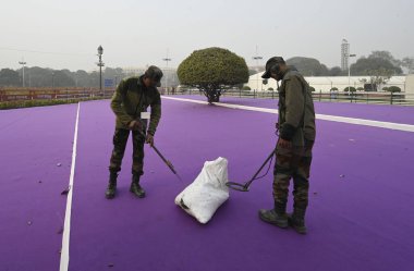 NEW DELHI INDIA HAZİRAN 24 2024 Hint ordusu personeli, Sanjeev Verma Hindustan Times 'ın Cumhuriyet Günü Fotoğrafı öncesinde güvenlik sıkılaşırken Vijay Chowk' u denetliyor. 