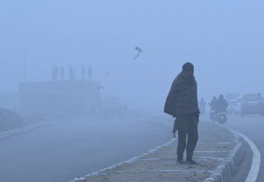 NEW DELHI INDIA JANUARY 24 2024 Sabahın erken saatlerinde Dwarka, Güney Batı Delhi 'de Vipin Kumar Hindustan Times tarafından çekilen tren yolu geçidinde soğuk kış sisi 