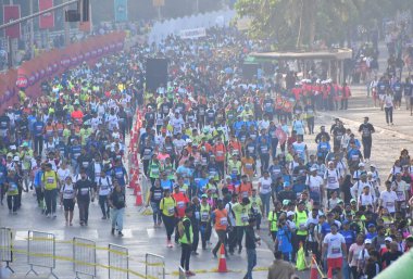 MUMBAI INDIA JANUARY 21 2024 Participants run during the TATA Mumbai Marathon 2024 Photo by Bhushan Koyande Hindustan Times  clipart