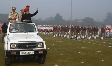 GURUGRAM INDIA JANUARY 26 JANUARY 26 Kamal Gupta Haryana Şehir İçişleri Bakanı Tau Devi Lal Stadyumu 'nda düzenlenen 75. Cumhuriyet Günü kutlamaları sırasında Rajiv Boğazı Hindistan yakınlarındaki platin kutlaması için hazırlanıyor. 