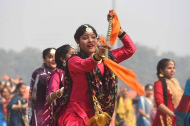 GURUGRAM INDIA 26 HAZİRAN 2024 Öğrenciler, Tau Devi Lal Stadyumu 'nda düzenlenen 75. Cumhuriyet Günü kutlamalarında, Hindistan' ın Rajiv Chowk yakınlarındaki 88. bölgede Cuma günü yapılacak olan platin bayram kutlamasına hazırlanıyor.