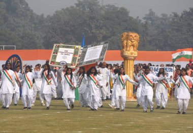 GURUGRAM INDIA 26 HAZİRAN 2024 Öğrenciler, Tau Devi Lal Stadyumu 'nda düzenlenen 75. Cumhuriyet Günü kutlamalarında, Hindistan' ın Rajiv Chowk yakınlarındaki 88. bölgede Cuma günü yapılacak olan platin bayram kutlamasına hazırlanıyor.