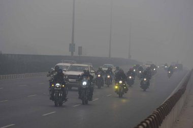 GURUGRAM INDIA JANUARY 26 2024 Bir grup motorcu yoğun sis koşulları altında Jharsa Chowk Flyover Fotoğrafı: Parveen Kumar Hindustan Times 